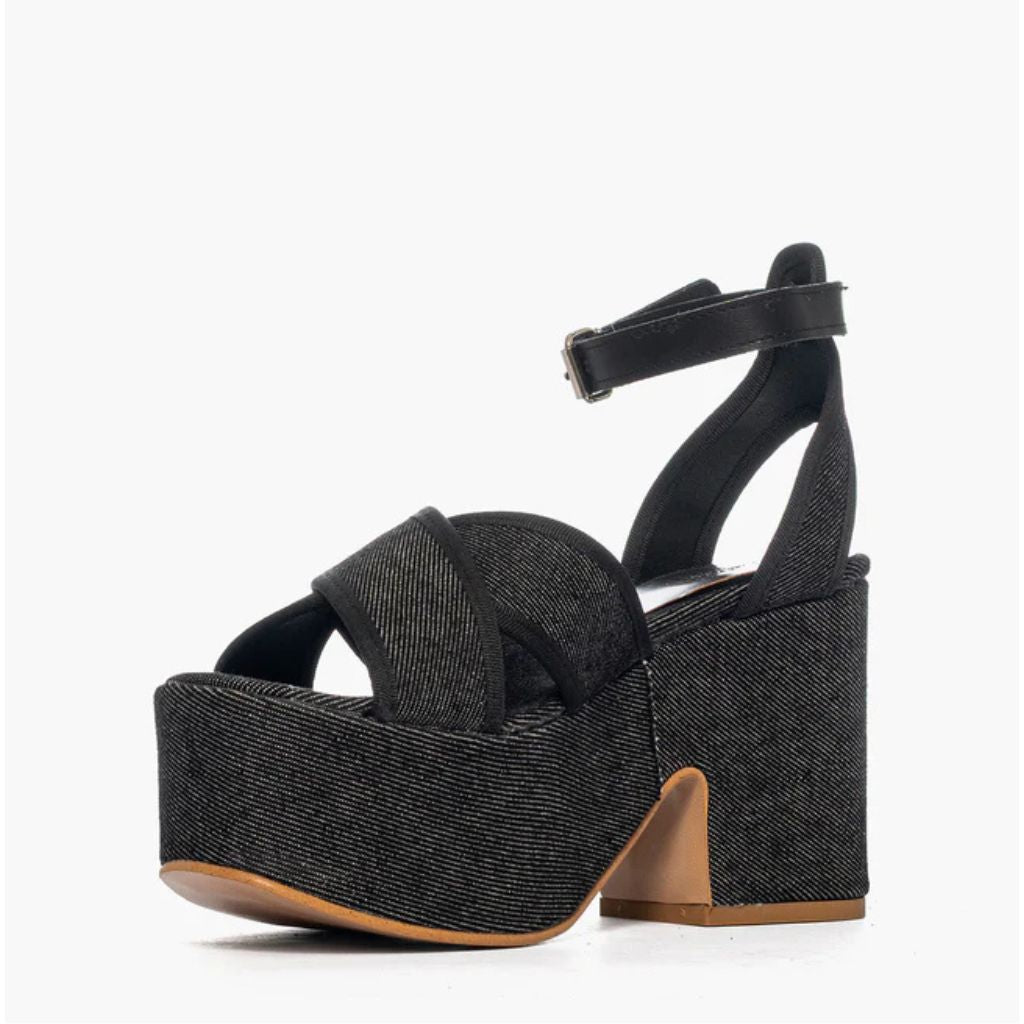 Sandalo con tacco largo plateau 10 cm Gagliotta in denim nero, fasce incrociate e cinturino pelle nera.