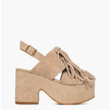 Sandalo con tacco plateau 10,5 cm Gagliotta in camoscio taupe, frange a cascata e cinturino slingback.