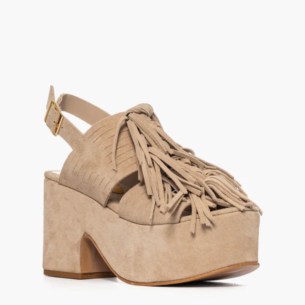 Sandalo con tacco plateau 10,5 cm Gagliotta in camoscio taupe, frange a cascata e cinturino slingback.