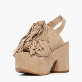 Sandalo con tacco plateau 10,5 cm Gagliotta in camoscio taupe, frange a cascata e cinturino slingback.