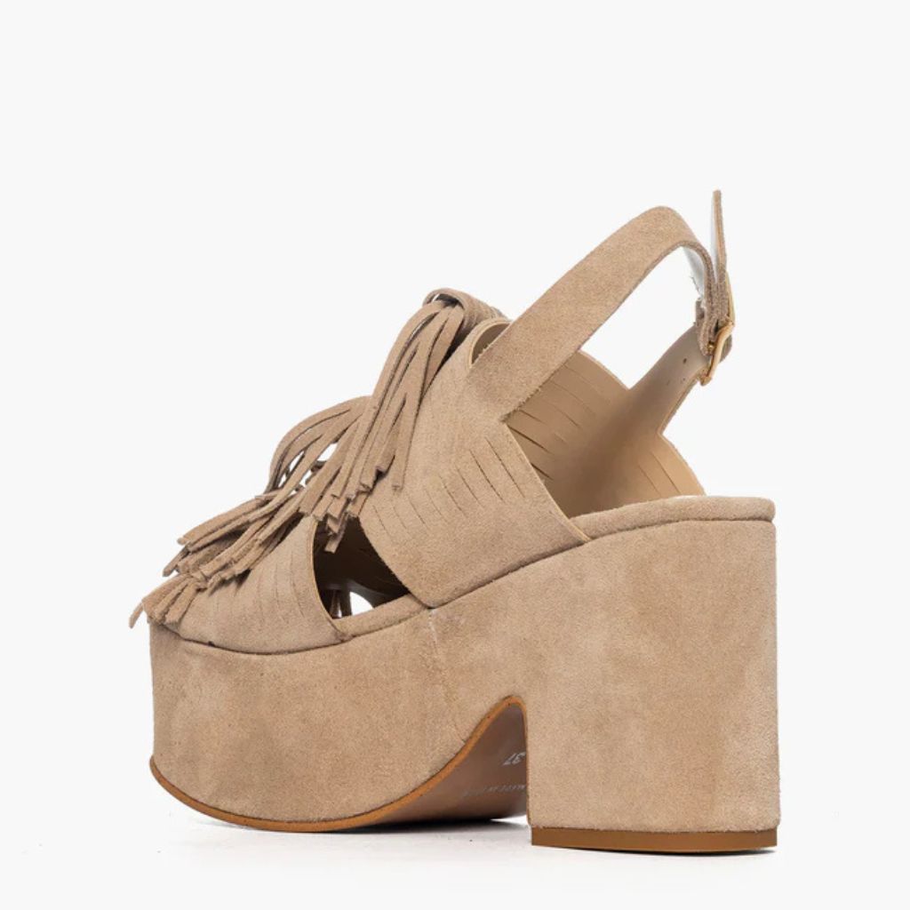 Sandalo con tacco plateau 10,5 cm Gagliotta in camoscio taupe, frange a cascata e cinturino slingback.