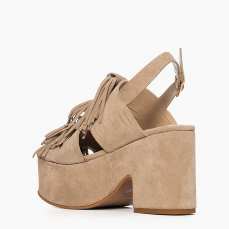Sandalo con tacco plateau 10,5 cm Gagliotta in camoscio taupe, frange a cascata e cinturino slingback.
