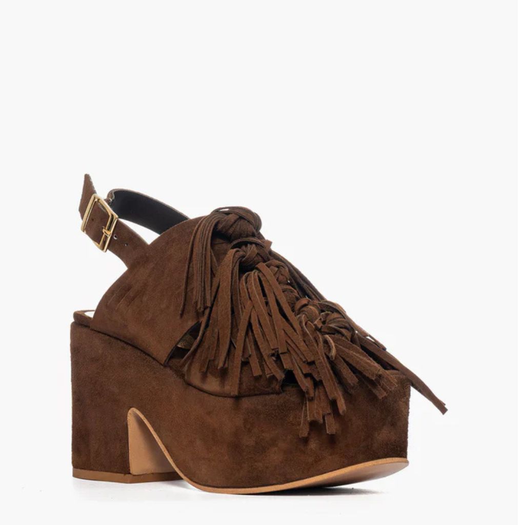 Sandalo con tacco plateau 10,5 cm Gagliotta in camoscio marrone, frange a cascata e cinturino slingback.
