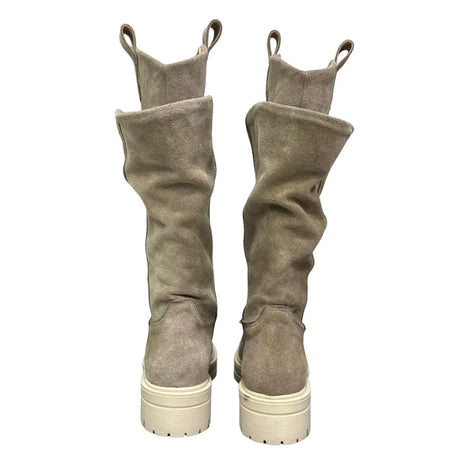 Stivale doppio gambale in camoscio beige con punta tonda.