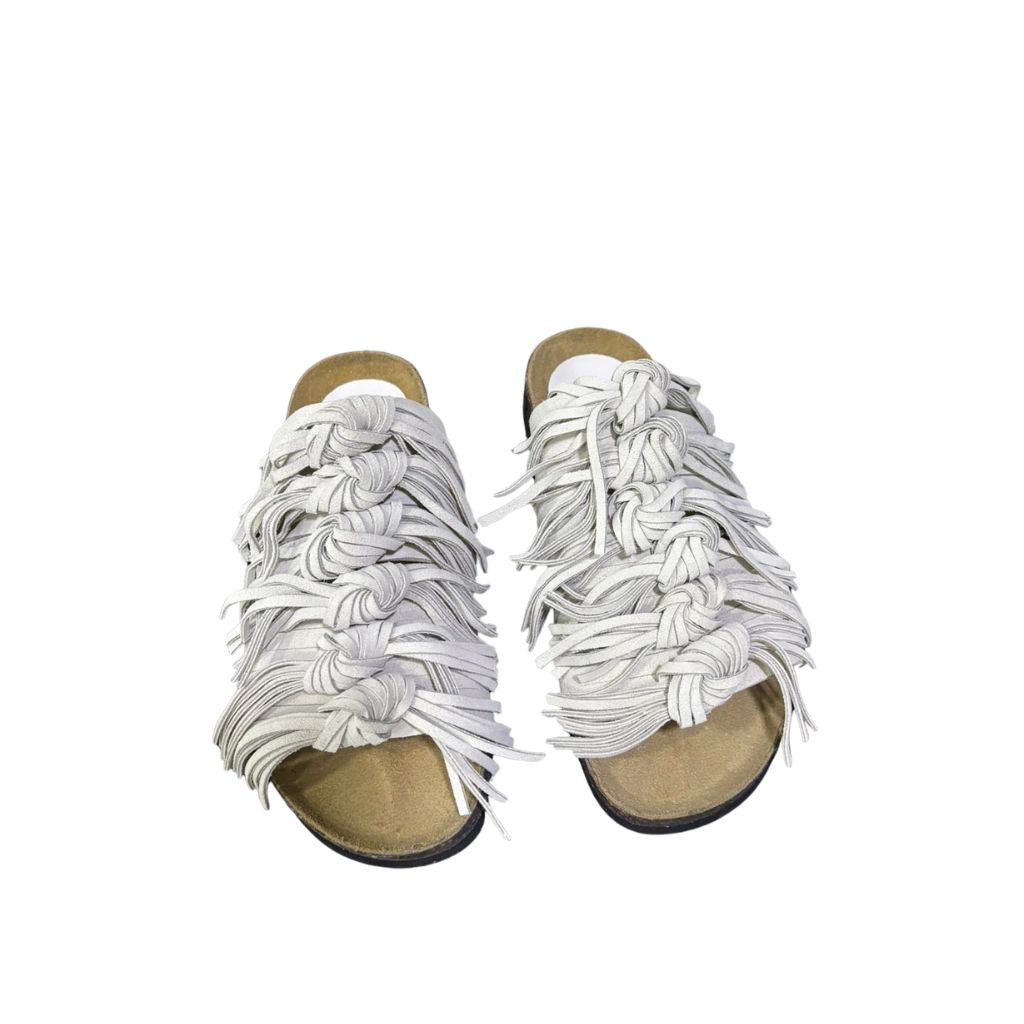 Ciabatta comfort Gagliotta modello Roberta in camoscio color ghiaccio con fascia ricoperta di frange annodate e suola alta 3 cm.