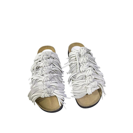 Ciabatta comfort Gagliotta modello Roberta in camoscio color ghiaccio con fascia ricoperta di frange annodate e suola alta 3 cm.