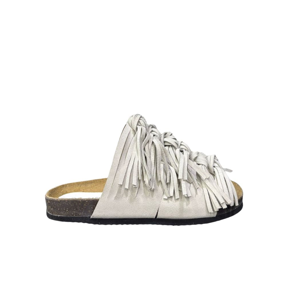 Ciabatta comfort Gagliotta modello Roberta in camoscio color ghiaccio con fascia ricoperta di frange annodate e suola alta 3 cm.