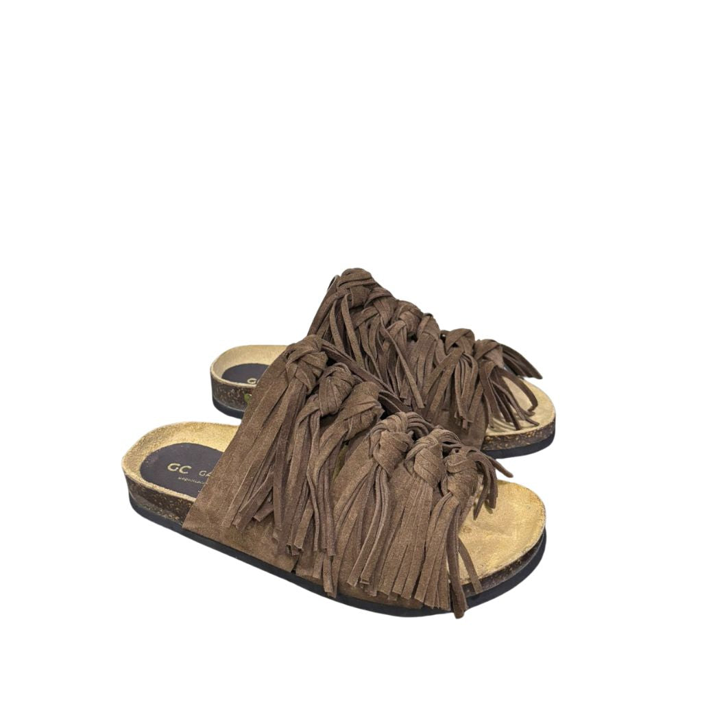 Ciabatta comfort Gagliotta modello Roberta in camoscio marrone con fascia ricoperta di frange annodate e suola alta 3 cm.