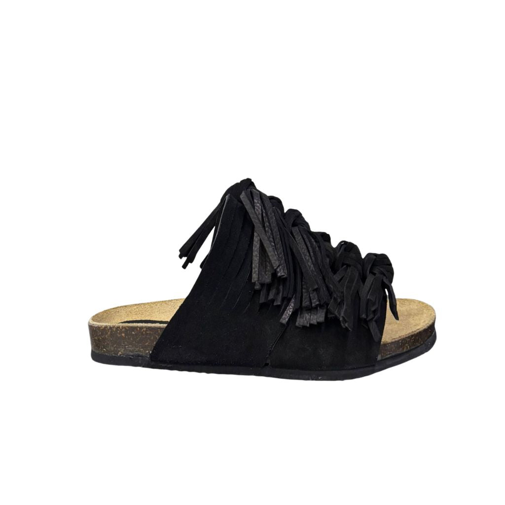 Ciabatta comfort Gagliotta modello Roberta in camoscio nero con fascia ricoperta di frange annodate e suola alta 3 cm.