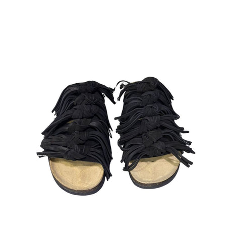 Ciabatta comfort Gagliotta modello Roberta in camoscio nero con fascia ricoperta di frange annodate e suola alta 3 cm.