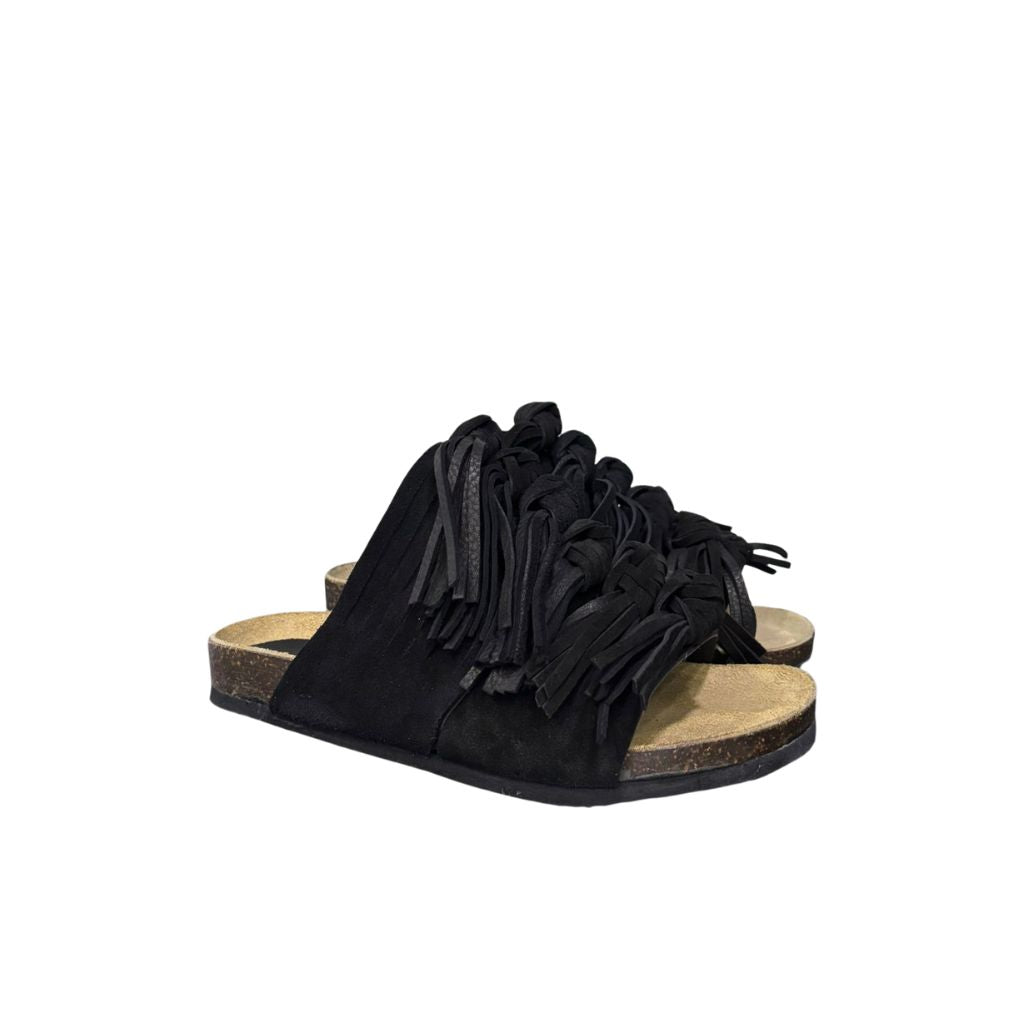 Ciabatta comfort Gagliotta modello Roberta in camoscio nero con fascia ricoperta di frange annodate e suola alta 3 cm.