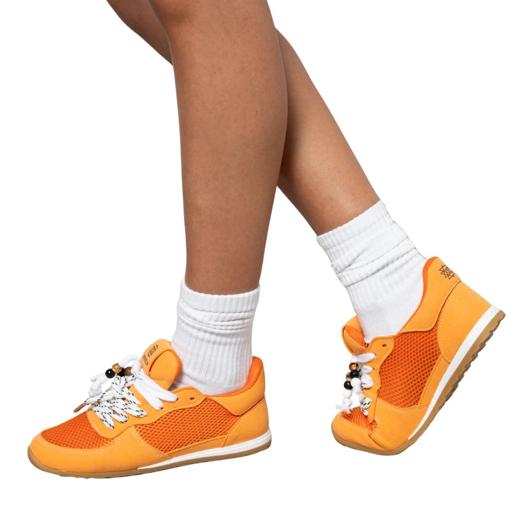Sneakers Gioselin LOW arancione con tomaia in mesh, lacci trekking decorativi e suola gum