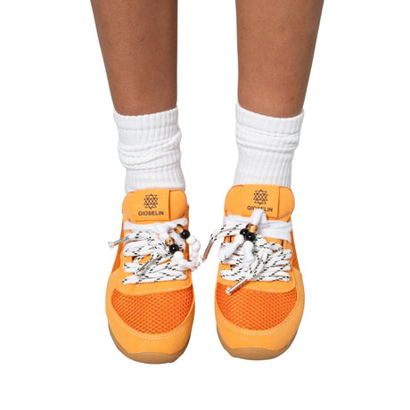 Sneakers Gioselin LOW arancione con tomaia in mesh, lacci trekking decorativi e suola gum
