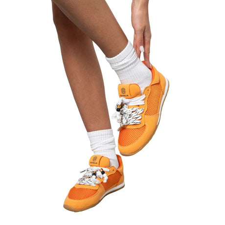 Sneakers Gioselin LOW arancione con tomaia in mesh, lacci trekking decorativi e suola gum