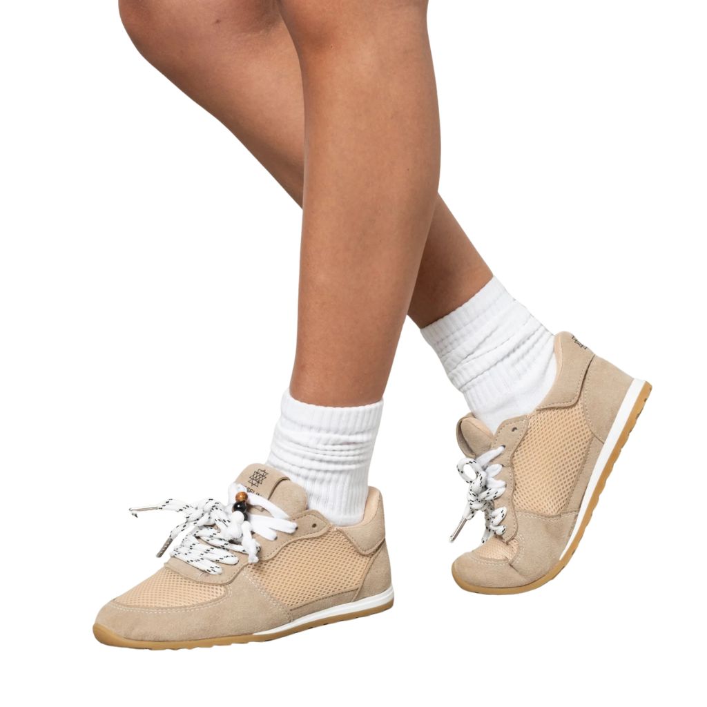 Sneakers Gioselin LOW beige con tomaia in mesh e scamosciato, lacci trekking decorativi e suola gum