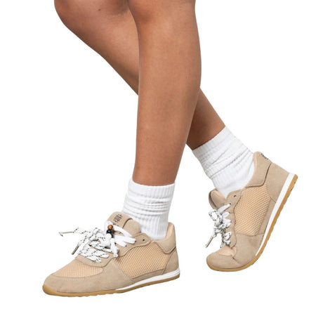 Sneakers Gioselin LOW beige con tomaia in mesh e scamosciato, lacci trekking decorativi e suola gum