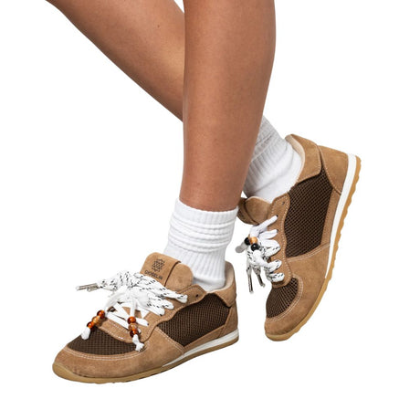 Sneakers Gioselin LOW marrone con tomaia in scamosciato camel e mesh, lacci trekking con perline in resina ambrata