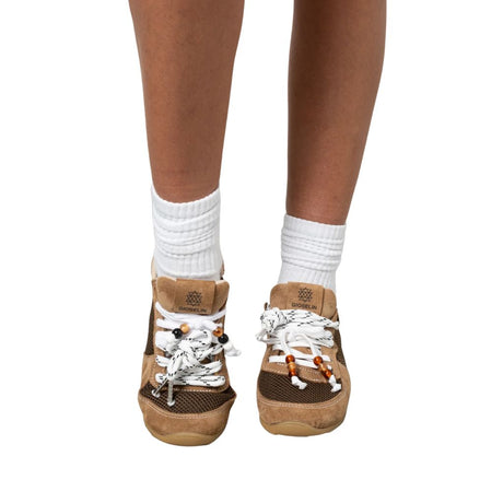 Sneakers Gioselin LOW marrone con tomaia in scamosciato camel e mesh, lacci trekking con perline in resina ambrata