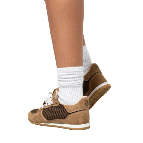 Sneakers Gioselin LOW marrone con tomaia in scamosciato camel e mesh, lacci trekking con perline in resina ambrata