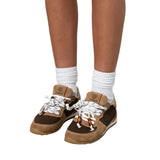 Sneakers Gioselin LOW marrone con tomaia in scamosciato camel e mesh, lacci trekking con perline in resina ambrata