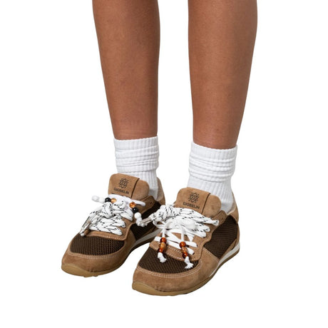 Sneakers Gioselin LOW marrone con tomaia in scamosciato camel e mesh, lacci trekking con perline in resina ambrata