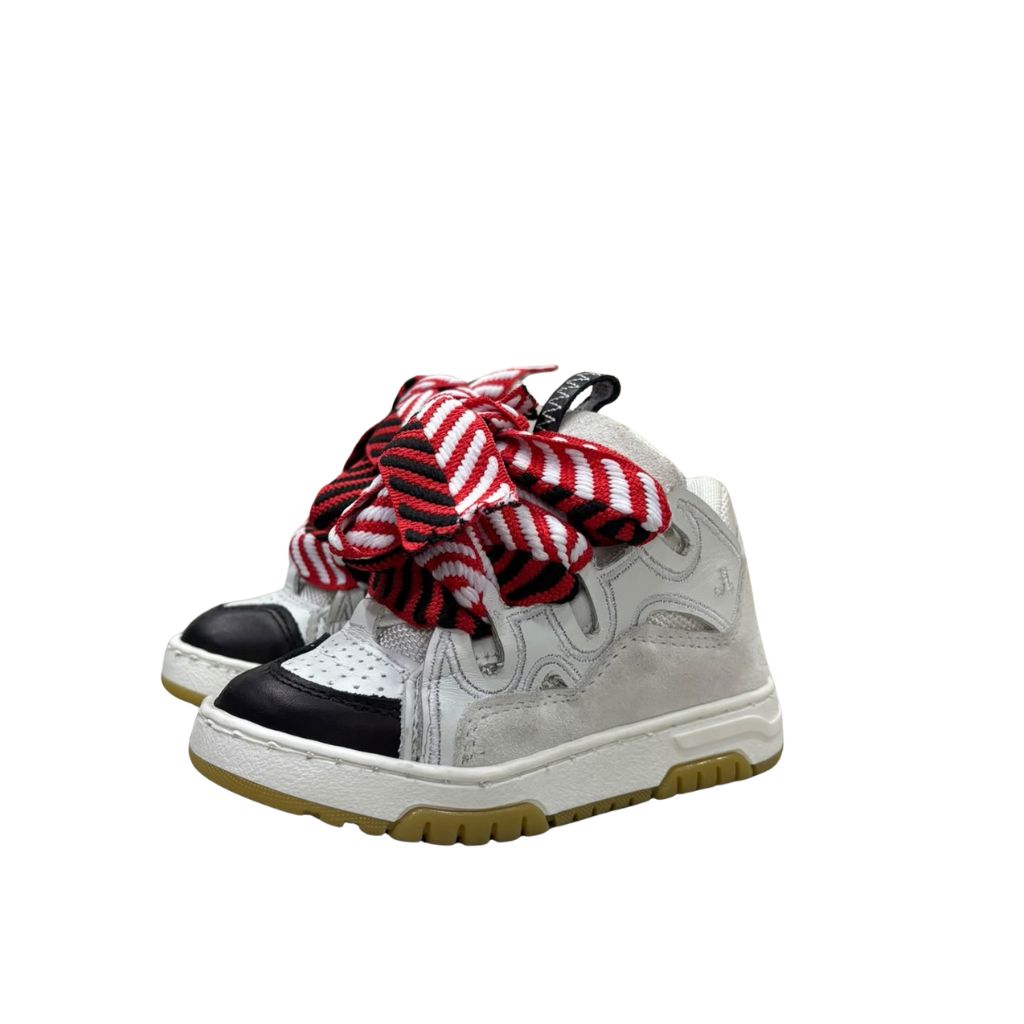 Sneaker alta bianca e nera con maxi lacci a righe rosse