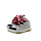 Sneaker alta bianca e nera con maxi lacci a righe rosse