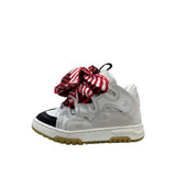 Sneaker alta bianca e nera con maxi lacci a righe rosse