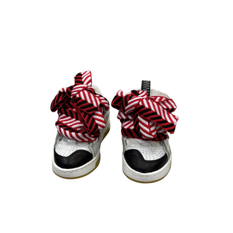 Sneaker alta bianca e nera con maxi lacci a righe rosse