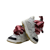 Sneaker alta bianca e nera con maxi lacci a righe rosse