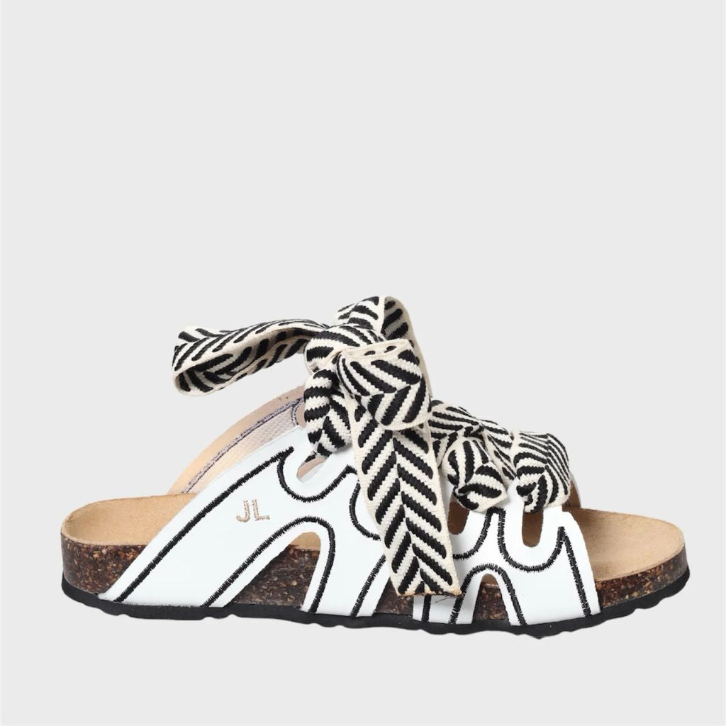 Ciabatta bianca Jammers London con ricami e laccio chevron bianco e nero.