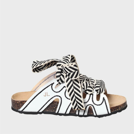 Ciabatta bianca Jammers London con ricami e laccio chevron bianco e nero.