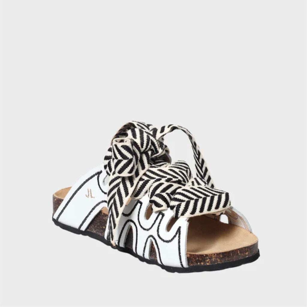 Ciabatta bianca Jammers London con ricami e laccio chevron bianco e nero.