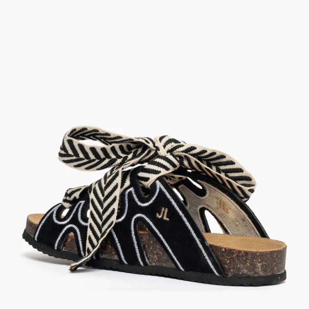 Ciabatta in camoscio nero Jammers London con laccio chevron bianco e nero.