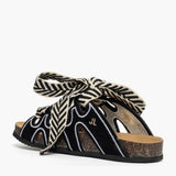 Ciabatta in camoscio nero Jammers London con laccio chevron bianco e nero.