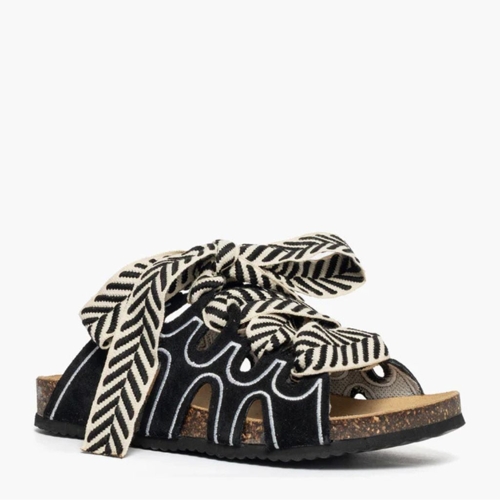 Ciabatta in camoscio nero Jammers London con laccio chevron bianco e nero.