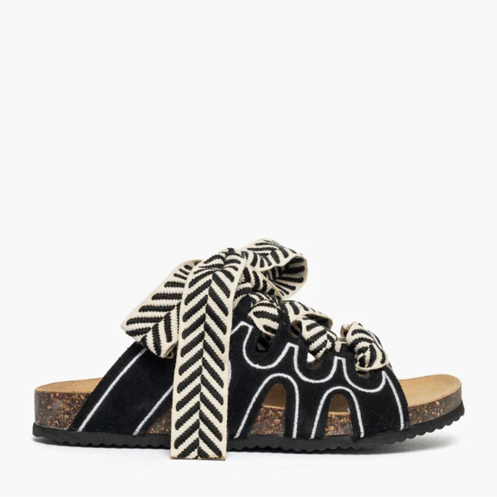 Ciabatta in camoscio nero Jammers London con laccio chevron bianco e nero.