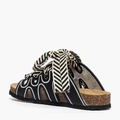 Ciabatta nera Jammers London con laccio chevron bianco e nero.