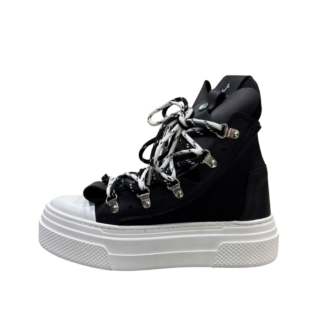 Sneaker alta Jammers London nera con maxi lacci intrecciati e punta bianca