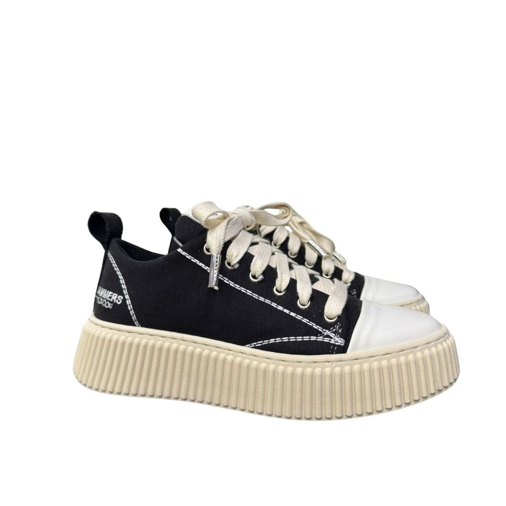 Sneaker Jammers London in canvas nero, punta bianca, suola platform 5 cm.