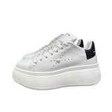 Sneaker Jammers London pelle bianca con tomaia traforata, borchietta dorata e tallone nero su maxi suola plateau.