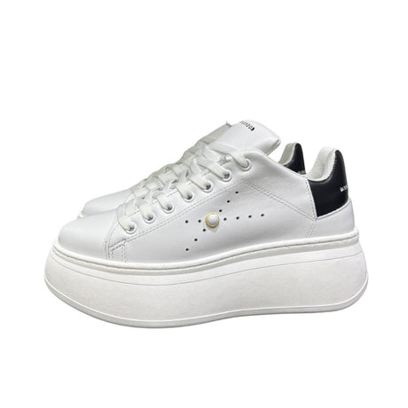 Sneaker Jammers London pelle bianca con tomaia traforata, borchietta dorata e tallone nero su maxi suola plateau.