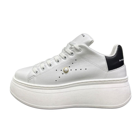 Sneaker Jammers London pelle bianca con tomaia traforata, borchietta dorata e tallone nero su maxi suola plateau.