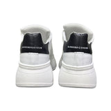 Sneaker Jammers London pelle bianca con tomaia traforata, borchietta dorata e tallone nero su maxi suola plateau.
