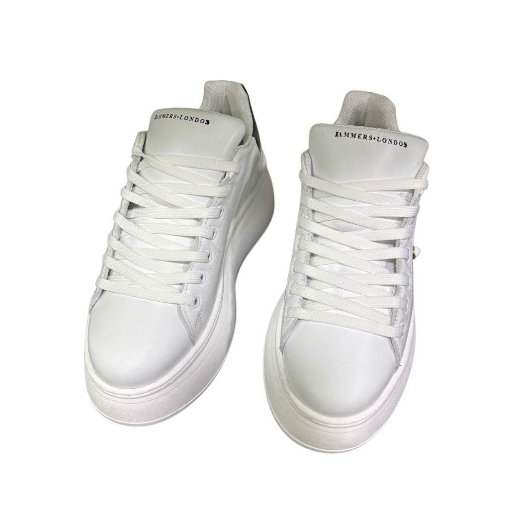 Sneaker Jammers London pelle bianca con tomaia traforata, borchietta dorata e tallone nero su maxi suola plateau.