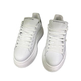 Sneaker Jammers London pelle bianca con tomaia traforata, borchietta dorata e tallone nero su maxi suola plateau.