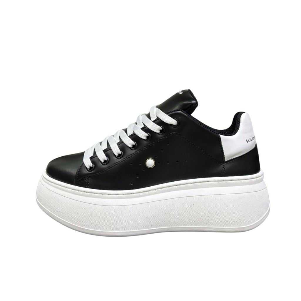 Sneakers nere in pelle Jammers London Alexa Ludo con lacci bianchi, perla decorativa sulla tomaia e maxi suola platform bianca.