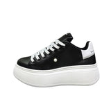 Sneakers nere in pelle Jammers London Alexa Ludo con lacci bianchi, perla decorativa sulla tomaia e maxi suola platform bianca.