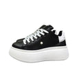 Sneakers nere in pelle Jammers London Alexa Ludo con lacci bianchi, perla decorativa sulla tomaia e maxi suola platform bianca.