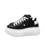Sneakers nere in pelle Jammers London Alexa Ludo con lacci bianchi, perla decorativa sulla tomaia e maxi suola platform bianca.